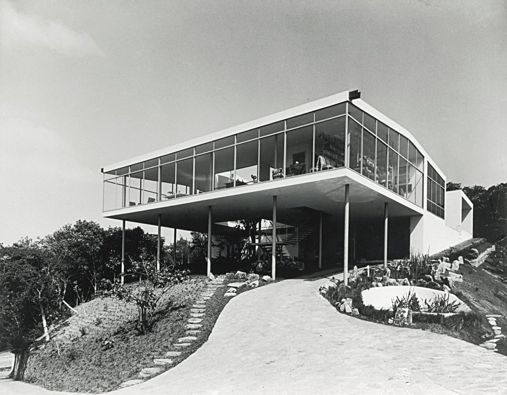 The Glass House (Casa de Vidro) by Lina Bo Bardi, exterior seen through trees